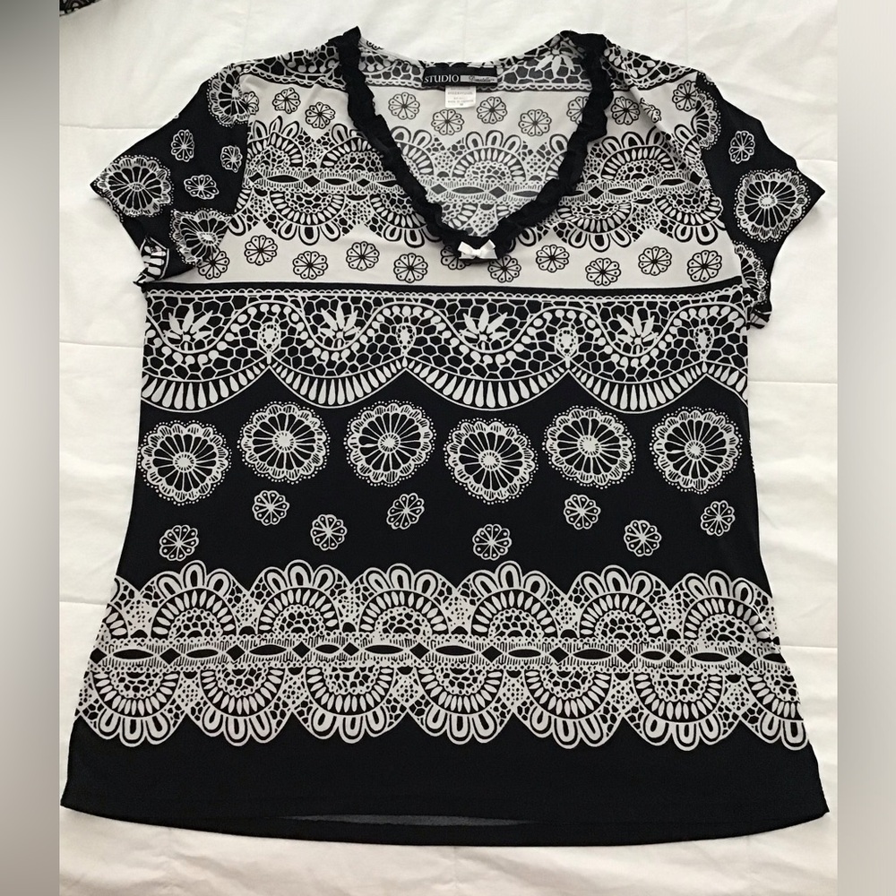 Studio Donatella Black and White Lace Pattern Tee Size M